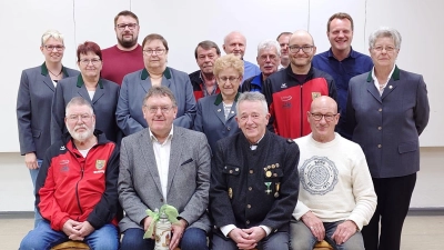 vorne links nach rechts: Wolfgang Moll, 1.Bgm. Hans Martin Schertl, Fritz Seegerer, Josef Singer hinten links nach rechts: Katrin Specht, Uebler Elke, Robert Specht jun., Claudia Specht, Johann Schmer, Lydia Schmer, Hermann Müller, Alfred Härtl, Christian Kleinert, Felix Teichmann, Jonas Dittrich, Ingrid Schmer (Bild: Katrin Specht )
