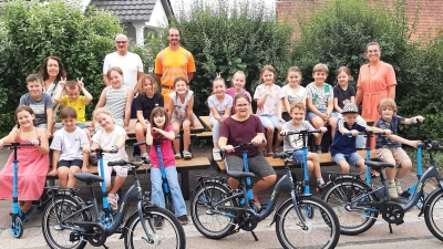 Erster Bürgermeister Beer übergab die neuen Fahrräder und Roller an die Schülerinnen und Schüler der Dr.-von-Ringseis-Grundschule. (Bild: Elisabeth Lottner)