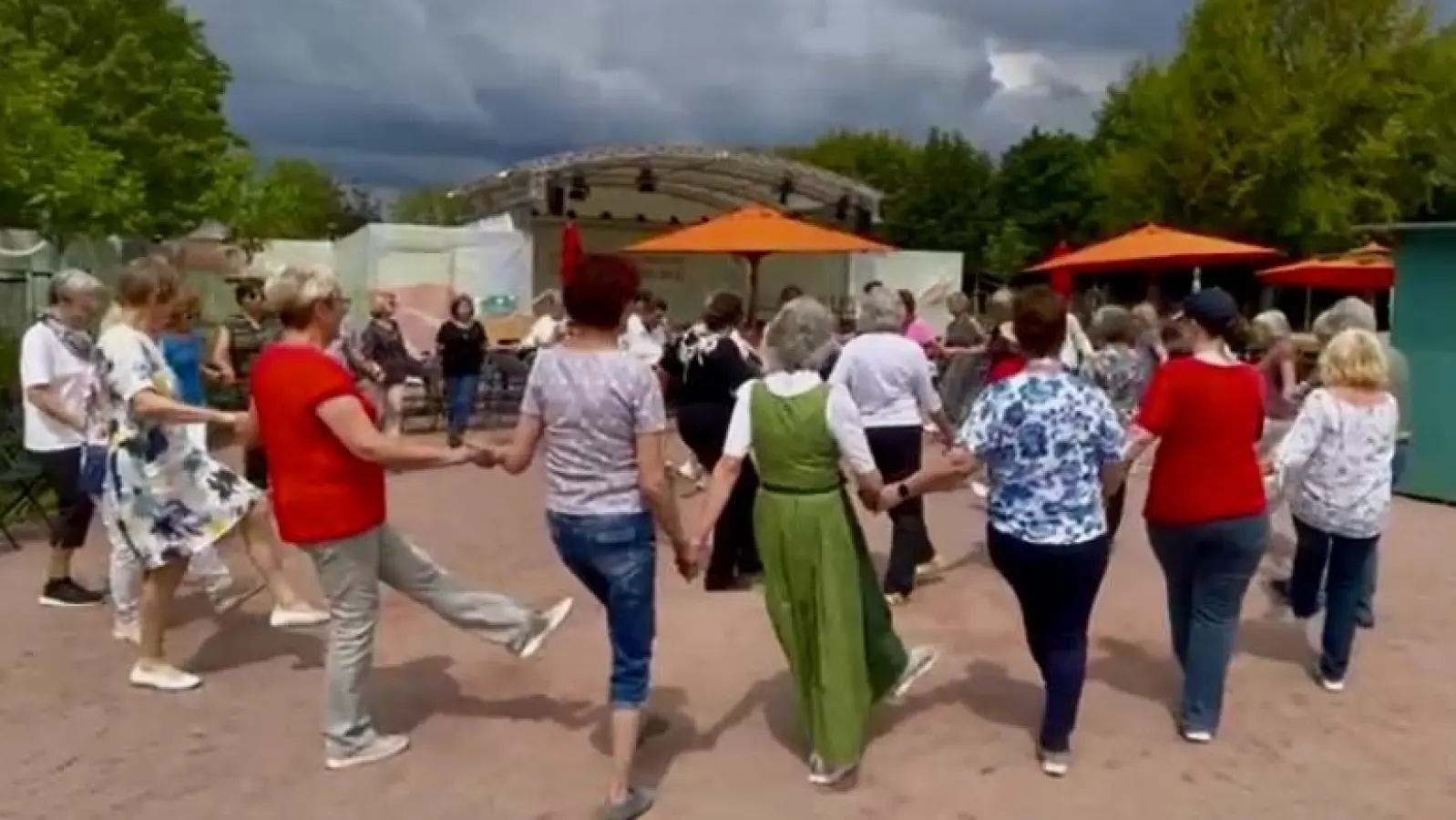 Einüben der Studentenpolka (Bild: Monika Strehl)