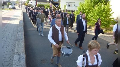 Im stattlichen Zug marschierten die Feuerwehren Weiherhammer, Kaltenbrunn, die Löschgruppe Trippach, NSG-Pilkington Werkswehr, Bürgermeister und Gemeinderäte vom Gerätehaus zur Kirche. (Bild: Siegfried Bock)
