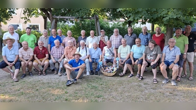 Die anwesenden Gründungsmitglieder von 1986 mit jetzigem Vorsitzenden Jürgen Beer im Vordergrund. Stehend v.l. Bernhard Jobst (Stellv. Bezirksvorstand) Markus Grünbauer (Stellv. Vorsitzender des Nachbarvereins Oberwildenau) Karl-Heinz Zeiler, Richard Zeiler, Hans Rupprecht, Anton Lorenz, Hans Dirnberger, Ulrich Schirmer, Werner Zeiler, Hans Meissner, Georg Müller, Klaus Götz, Helmut Sehr, Bernhard Vogl, Willi Hölzl. Sitzend v.l. Erich Anzer, Josef Schlosser, Georg Hero, Johann Götz, Erwin Bäumler, Anton Kellermann, Georg Kick, William Lederer, Albert Vogl, Herbert Lorenz, Franz Hausner und Gerhard Hero. (Bild: Manuela Kellermann )