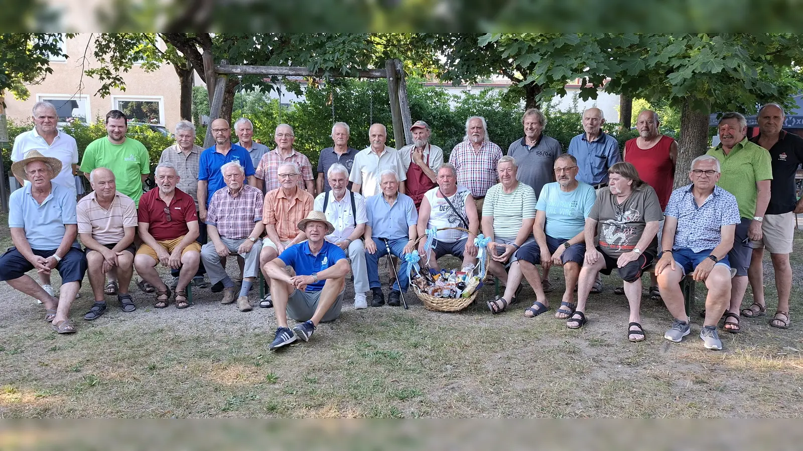 Die anwesenden Gründungsmitglieder von 1986 mit jetzigem Vorsitzenden Jürgen Beer im Vordergrund. Stehend v.l. Bernhard Jobst (Stellv. Bezirksvorstand) Markus Grünbauer (Stellv. Vorsitzender des Nachbarvereins Oberwildenau) Karl-Heinz Zeiler, Richard Zeiler, Hans Rupprecht, Anton Lorenz, Hans Dirnberger, Ulrich Schirmer, Werner Zeiler, Hans Meissner, Georg Müller, Klaus Götz, Helmut Sehr, Bernhard Vogl, Willi Hölzl. Sitzend v.l. Erich Anzer, Josef Schlosser, Georg Hero, Johann Götz, Erwin Bäumler, Anton Kellermann, Georg Kick, William Lederer, Albert Vogl, Herbert Lorenz, Franz Hausner und Gerhard Hero. (Bild: Manuela Kellermann )