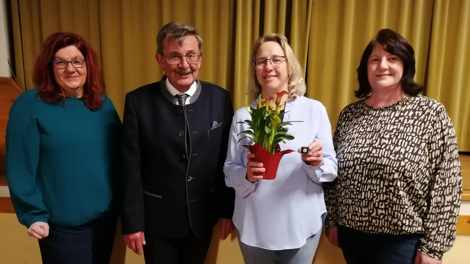 Andrea Müller, Pfarrer Birnthaler, Tanja Tuchscherer, Petra Retzer. (Bild: Renate Schmidt)