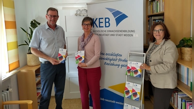 Bildunterschrift:<br>Der 1. Vorsitzende der KEB Neustadt-Weiden Peter Schönberger (links) präsentiert zusammen mit der Leiterin Eva Bräuer (Mitte) und Renate Puckschamel vom Sekretariat das bunte Herbst-Programm (Bild: Hr. Weber)