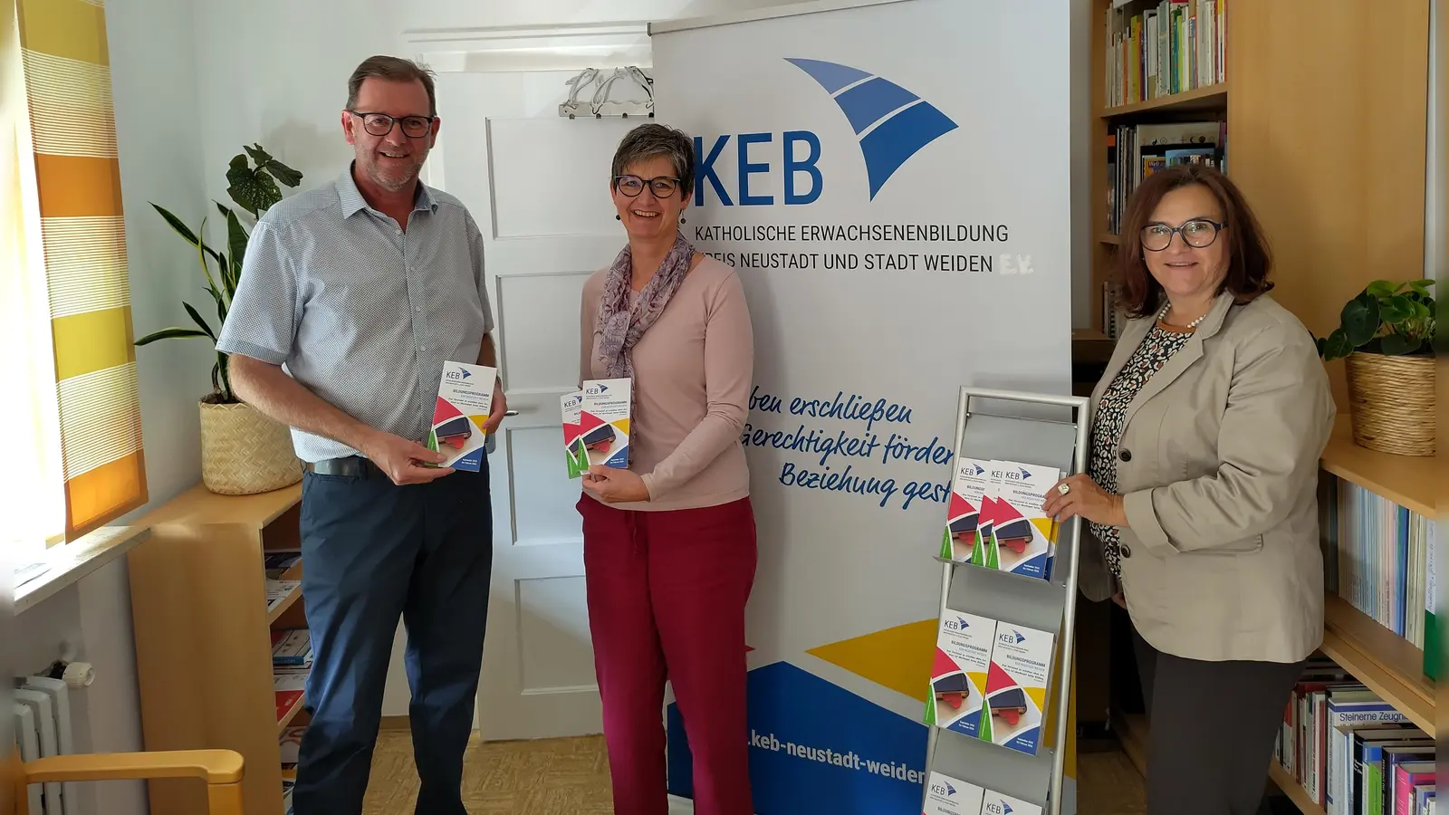 Bildunterschrift:<br>Der 1. Vorsitzende der KEB Neustadt-Weiden Peter Schönberger (links) präsentiert zusammen mit der Leiterin Eva Bräuer (Mitte) und Renate Puckschamel vom Sekretariat das bunte Herbst-Programm (Bild: Hr. Weber)