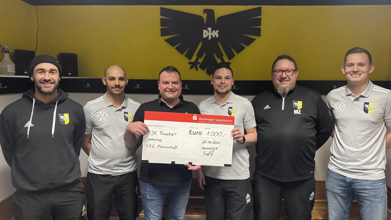Jürgen Trescher (3. von links) überreicht an die Verantwortlichen der DJK Fußballabteilung Enno Köllner, Tarik Köck, Patrick Michl, Markus Zimmermann und Thomas Fukerider (von links nach rechts) eine Spende in Höhe von 1.000 Euro.  (Bild: Bernhard Knauer)