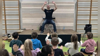 Klatschen, patschen, stampfen - Alle Schülerinnen und Schüler machten begeistert mit. (Bild: Christina Zintl)