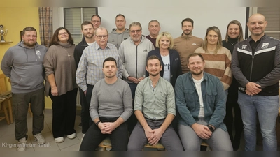 Foto neue Vorstandschaft: Stehend hintere Reihe v.l.: Markus Zeitler, Edeltraud Niklas, Patrick Arbogast, Robert Pirzer, Michael Gutwein, Markus Meier, Patrick Grieshaber, Anna Hirsch Mittlerer Reihe: Johann Weigl, Ulrich Schenkl, Annette Gruschwitz-Weigl, Tina Wolf, Fabian Wolf Sitzend: Christopher Ernst, Maximilian Hirsch, André Nimsch (Bild: Anja Belmer)