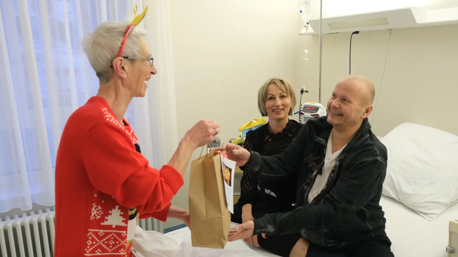 Brigitta Schöner, Vorsitzende des FFGO e.V. überreichte die Geschenktüten (Bild: Sandra Dietl)