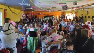 Buntes Treiben herrschte im Sportheimsaal (Bild: Gebhardt Patrick)