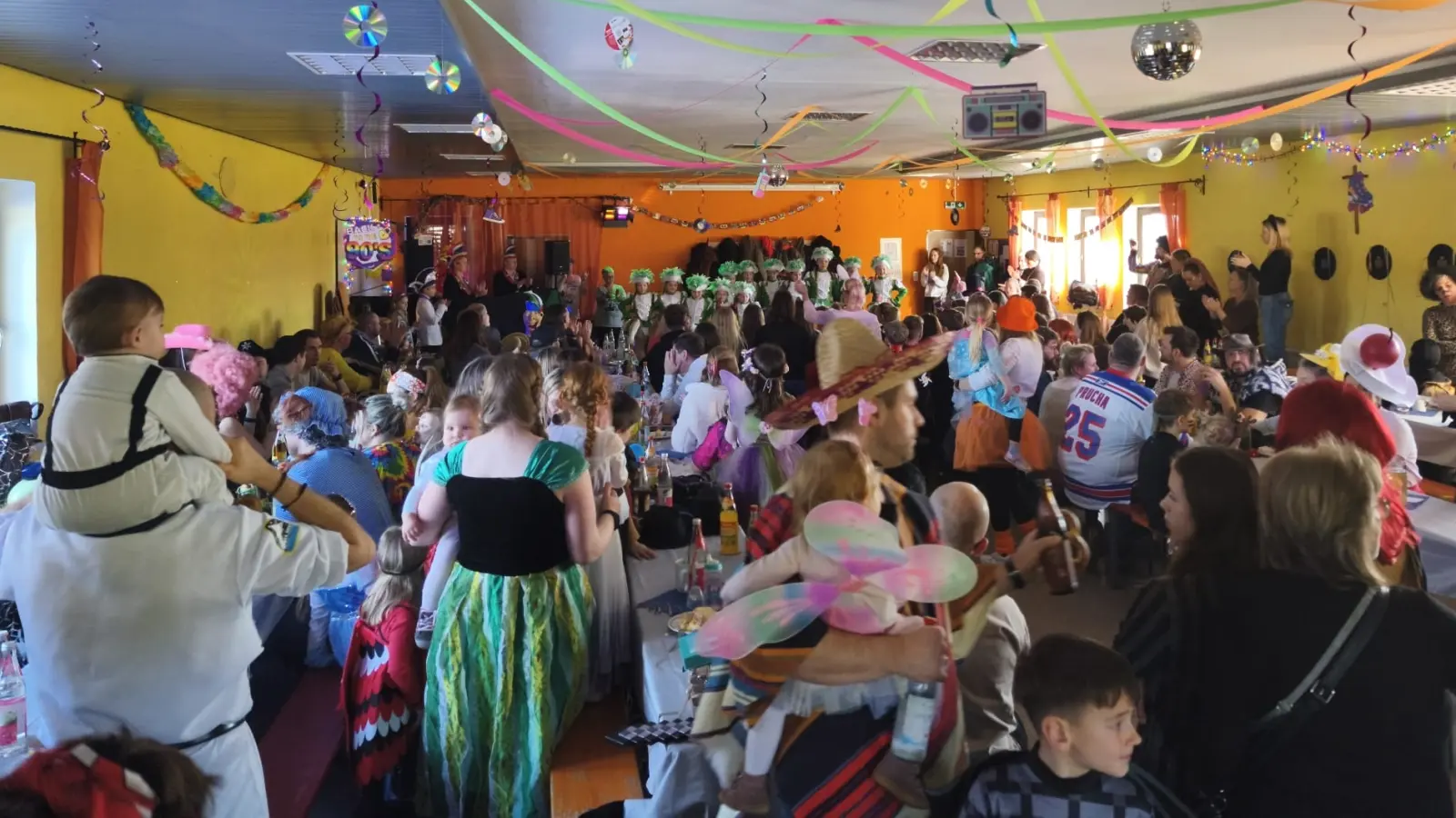 Buntes Treiben herrschte im Sportheimsaal (Bild: Gebhardt Patrick)