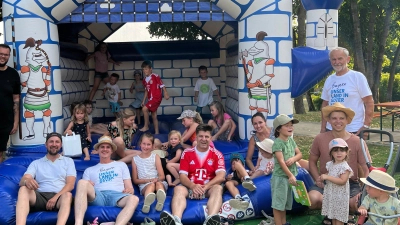 Besucher und Veranstalter in der Hüpfburg am Dorfplatz in Hohenkemnath. (Bild: Franziska Fleischmann)