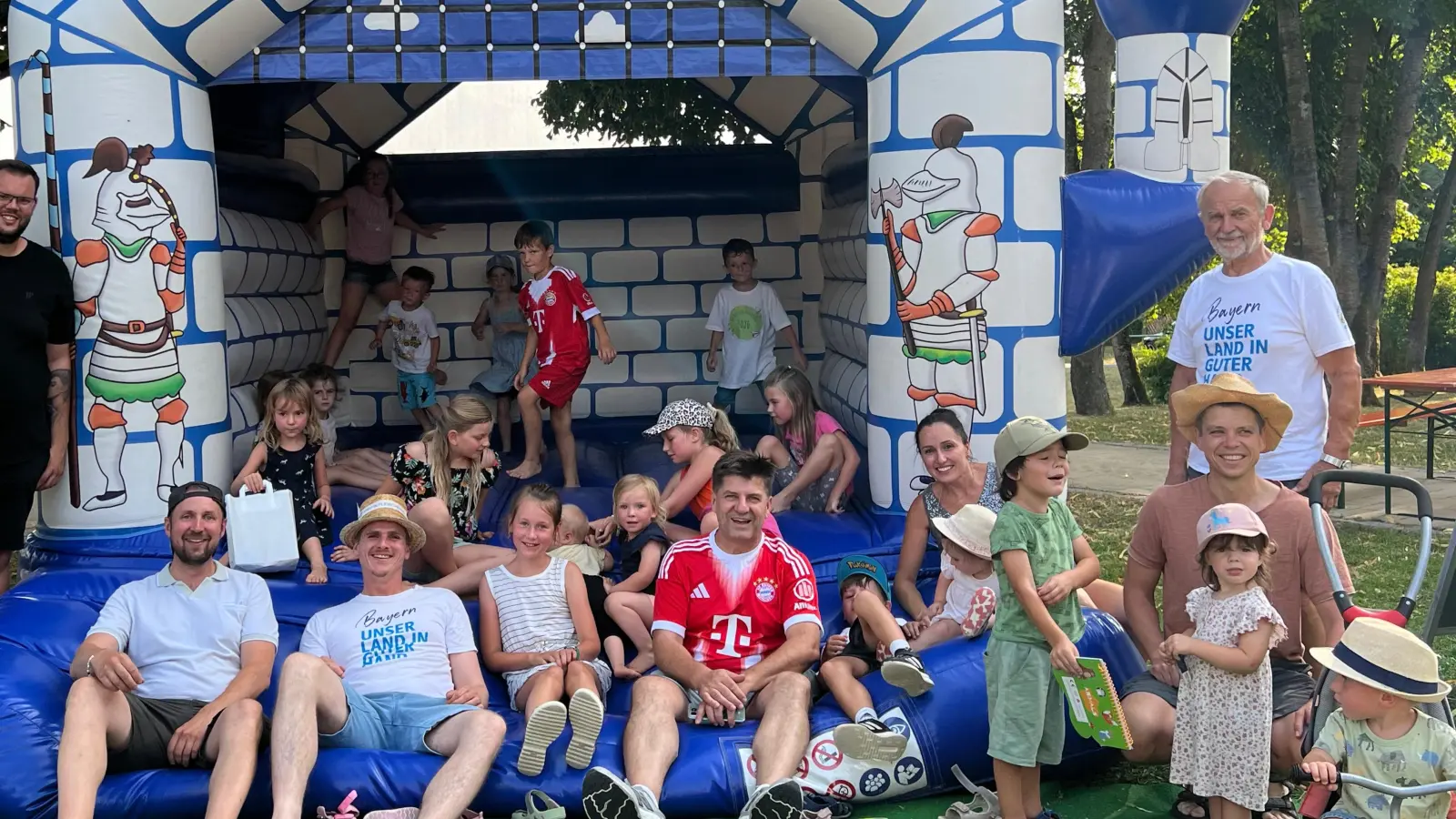 Besucher und Veranstalter in der Hüpfburg am Dorfplatz in Hohenkemnath. (Bild: Franziska Fleischmann)