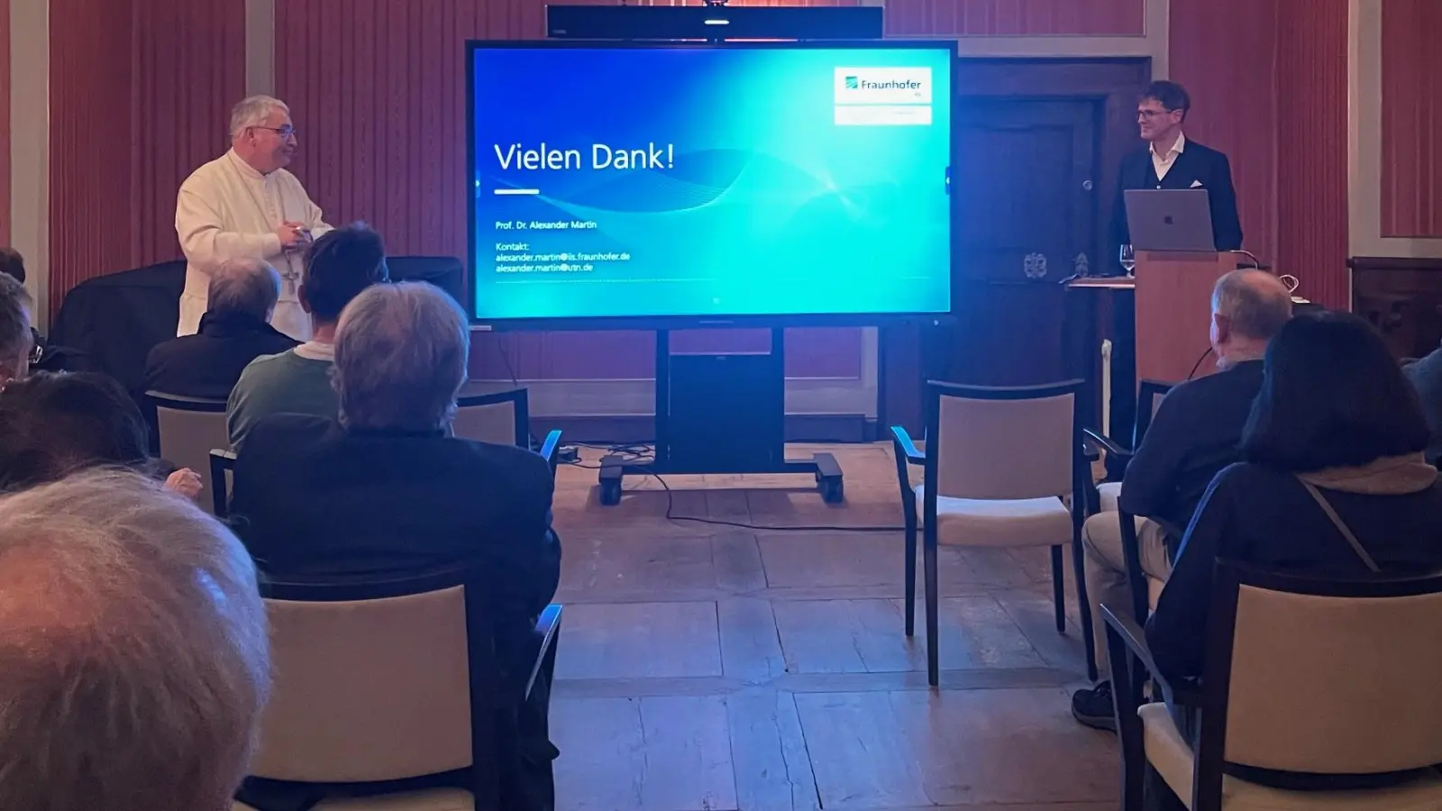  Vortrag „Wie KI Nachhaltigkeit fördern kann“ im Kloster Speinshart - Abt. em. Hermann Josef Kugler und Referent Prof. Dr. Alexander Martin, Technische Universität Nürnberg (Bild: Elisabeth Fichtner )