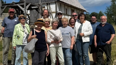 Bei hochsommerlichen Temperaturen besuchte der Historische Arbeitskreis den Geschichtspark in Bärnau. Die Besucher waren beeindruckt von der Entwicklung des Parks in den letzten 15 Jahren. (Bild: Thomas Sporrer)