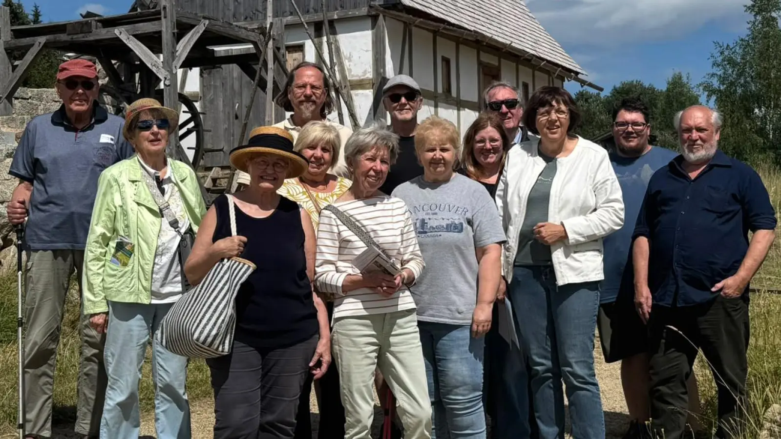Bei hochsommerlichen Temperaturen besuchte der Historische Arbeitskreis den Geschichtspark in Bärnau. Die Besucher waren beeindruckt von der Entwicklung des Parks in den letzten 15 Jahren. (Bild: Thomas Sporrer)