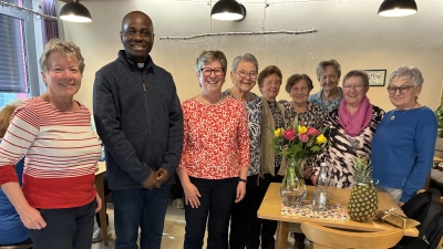 v.l.n.r. Birgit Memmel, Pfarrvikar Malachy Okaonu, Margit Konze, Teammitglieder Gitta Müller, Maria Schmidt, Hilde Lang, Hildegard Lang, Monika Grabmair, Marianne Reichl (Bild: Theo Memmel)