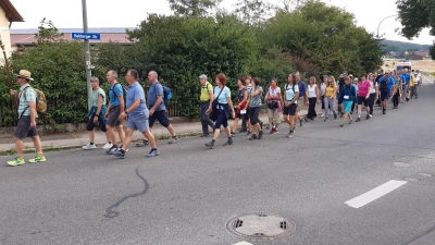 Die Schwarzenfelder Wallfahrer auf dem Weg zum Maria Hilfberg in Amberg (Bild: Johann Lobinger)