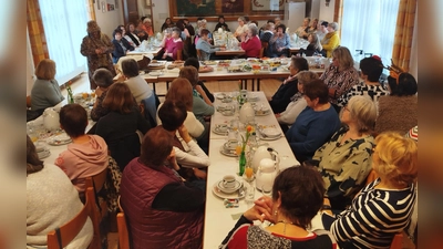 Gefesselt folgen die Frauen den witzigen Geschichten von „Kassandra”, alias Margit Stich (Bild: Eva Hoffmann)