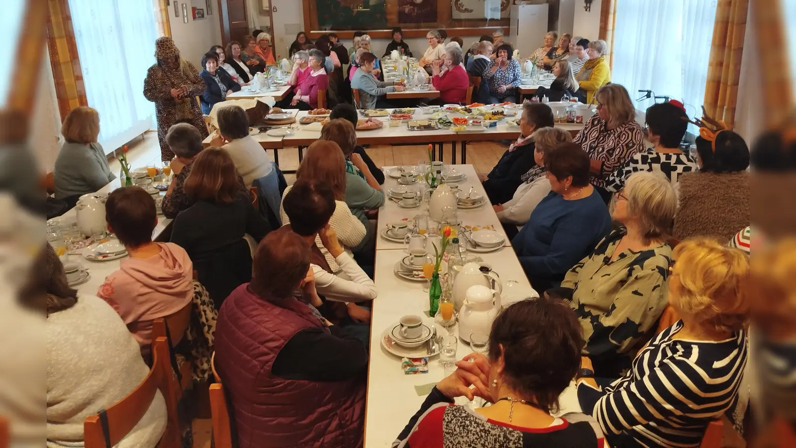 Gefesselt folgen die Frauen den witzigen Geschichten von „Kassandra”, alias Margit Stich (Bild: Eva Hoffmann)