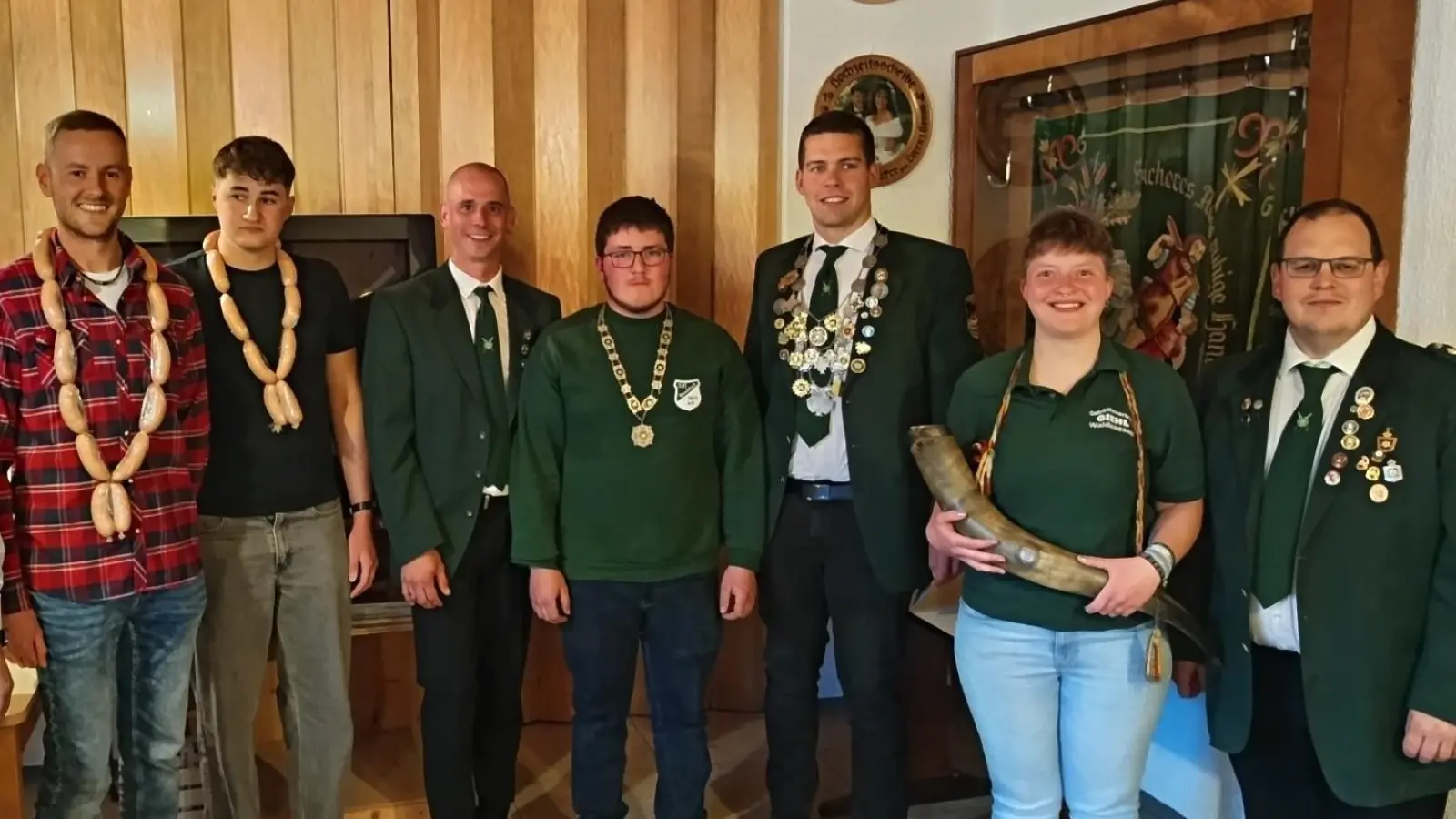 von links nach rechts: Lukas Schicker, Leonhard Kraus, Sportleiter Felix Wührl, Jugendkönig Sebastian Gmeiner, Schützenkönig Florian Ernstberger, Schützenliesl Christina Kraus, 2. Schützenmeister Uwe Friedrich (Bild: Bernhard Ernstberger)
