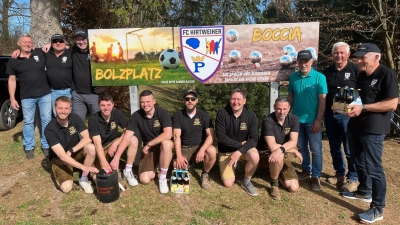 Die teilnehmenden Mannschaften vor der neuen Tafel des Familienclubs mit den Siegern vorne links, den Zweitplatzierten stehend rechts, Hirtweiher „Jung“ links hinten und „Ü 30“ vorne rechts. (Bild: Franz Ficker)