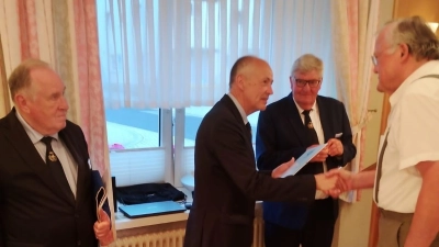 Anlässlich des Jubiläumsabend des Soldatenvereins Vohenstrauß wurde Altbürgermeister Josef Zilbauer mit dem Großen Verdienstkreuz am Bande ausgezeichnet.  (Bild: Günter Schober)