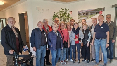Pflegedienstleiter Manfred Seitz (2.v.r.) informierte die KAB-Mitglieder über die Aufgaben des Hospiz und führte durch die Einrichtung. (Bild: Hildegard Zimmer-Sperl)