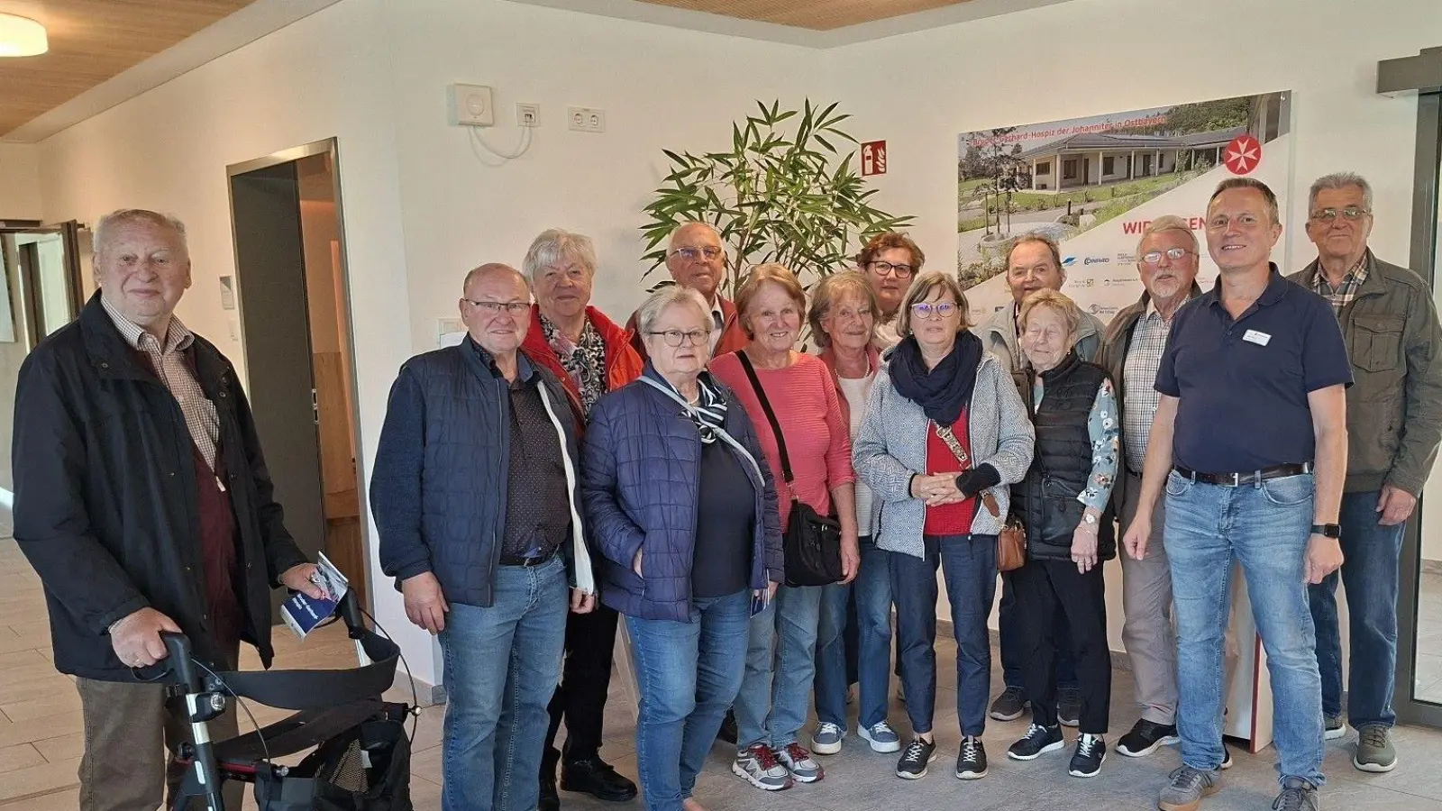 Pflegedienstleiter Manfred Seitz (2.v.r.) informierte die KAB-Mitglieder über die Aufgaben des Hospiz und führte durch die Einrichtung. (Bild: Hildegard Zimmer-Sperl)