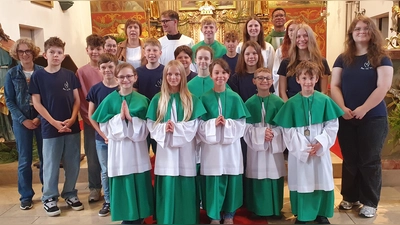 Pfarrvikar Dr. Justin Kishimbe und Carolin Würth führten Teresa Becker, Ida Wettinger, Annika Werner, Felix Bauer und Florian Meiler (vordere Reihe, von links) als neue Ministranten ein. Anna Schweizer und Hannes Schiener wurden verabschiedet. Ludwig Wittmann wurde für 15 Jahre Altardienst ausgezeichnet.  (Bild: Martin Staffe)