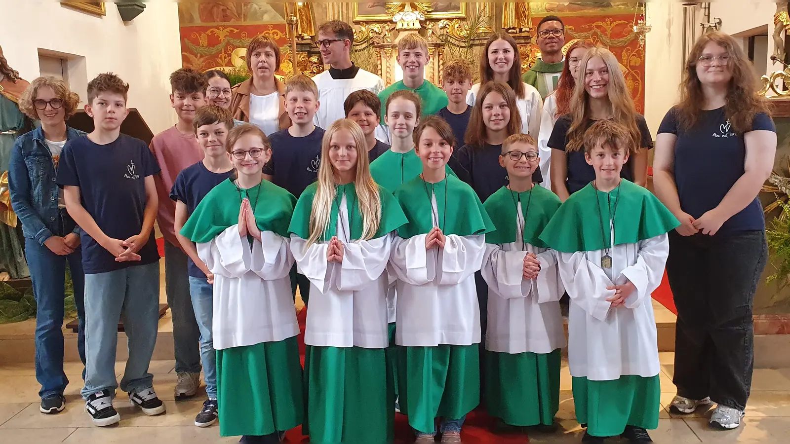 Pfarrvikar Dr. Justin Kishimbe und Carolin Würth führten Teresa Becker, Ida Wettinger, Annika Werner, Felix Bauer und Florian Meiler (vordere Reihe, von links) als neue Ministranten ein. Anna Schweizer und Hannes Schiener wurden verabschiedet. Ludwig Wittmann wurde für 15 Jahre Altardienst ausgezeichnet.  (Bild: Martin Staffe)