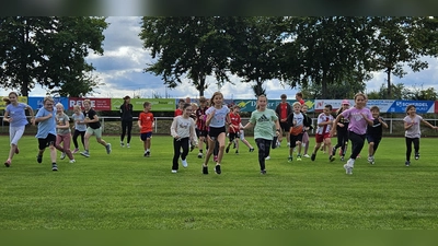 Die Kinder beim Aufwärmtraining (Bild: Wolfgang Schatzberger)