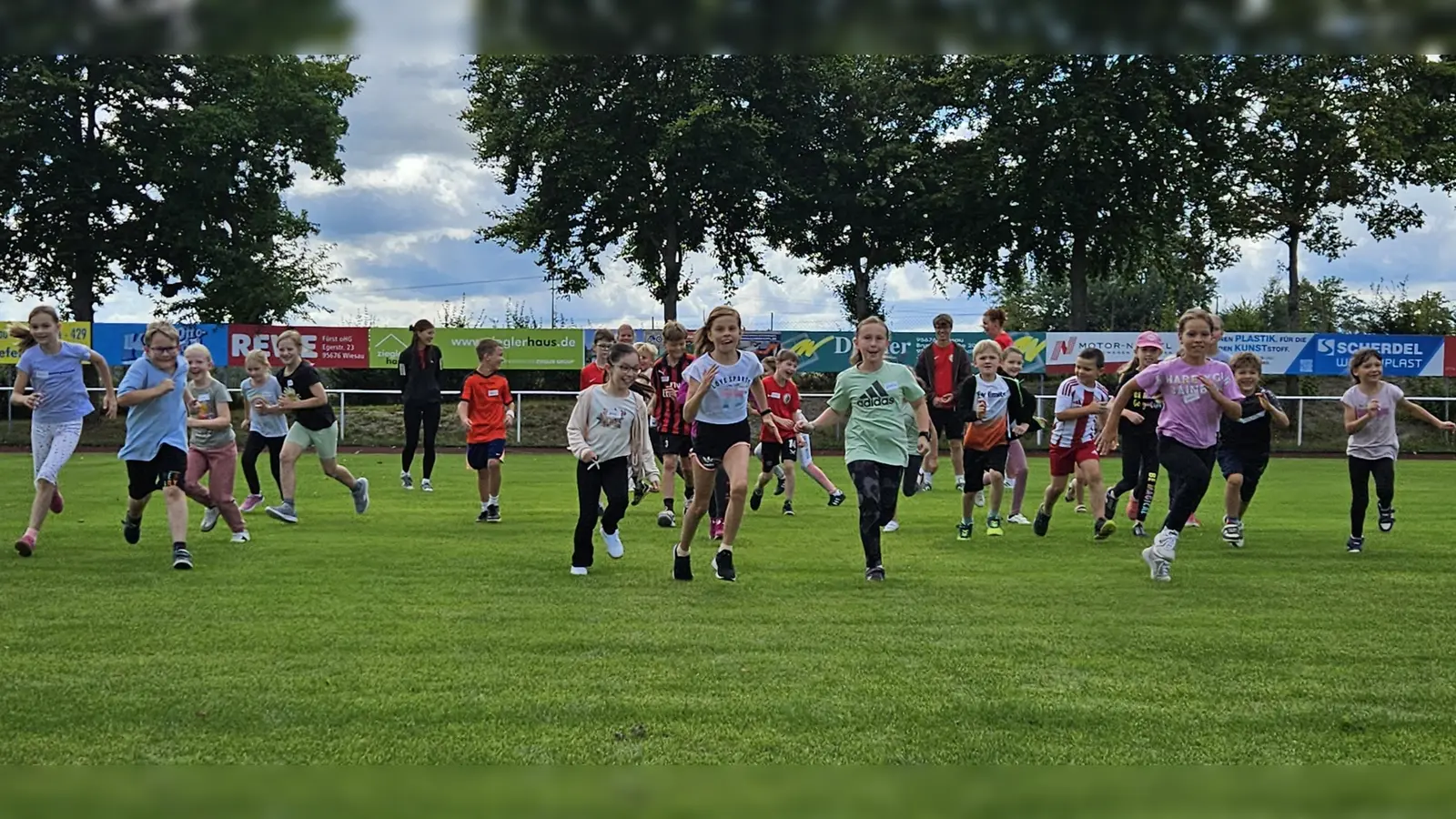 Die Kinder beim Aufwärmtraining (Bild: Wolfgang Schatzberger)