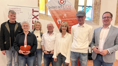 Viel Applaus bekamen Wolfgang Göldner, Ute Schieder, Siegi Luber, Beppo Schuller, Sonja und Tom Seidel sowie Thomas Bäumler (v.li.n.re.) für ihr Engagement.  (Bild: Marianne Moosburger)