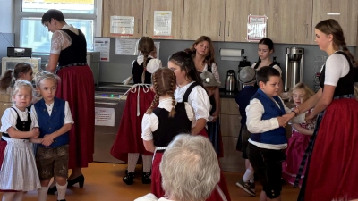 Der Nachwuchs des Heimat- und Trachtenvereins brachte eine große Portion Schwung und Lebensfreude ins Seniorenheim St. Barbara mit seinen Tanzdarbietungen, hier beim Tanz „Herr Meier kommt geflogen. Links hinten: Vortänzerin Eva Pfab, rechts Lotta Pfab. (Bild: Sylvia Summer)