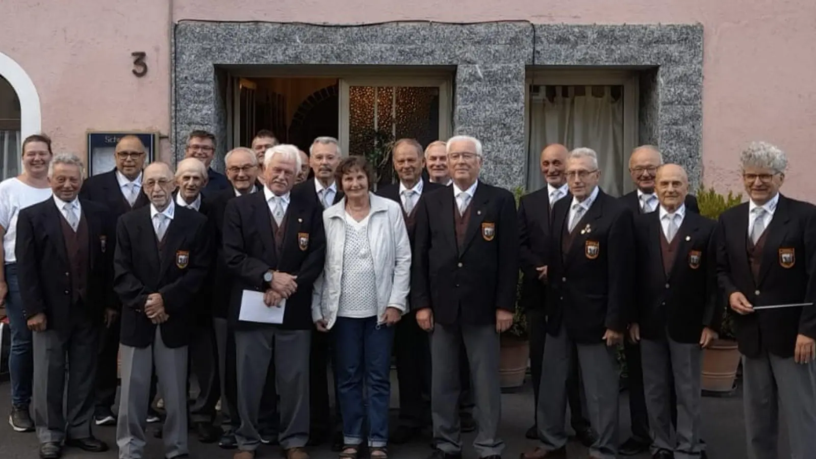 Sänger des MGV Bärnau mit Jubilar Norbert Gleißner und dessen Familie. (Bild: Oswin Gallasch)