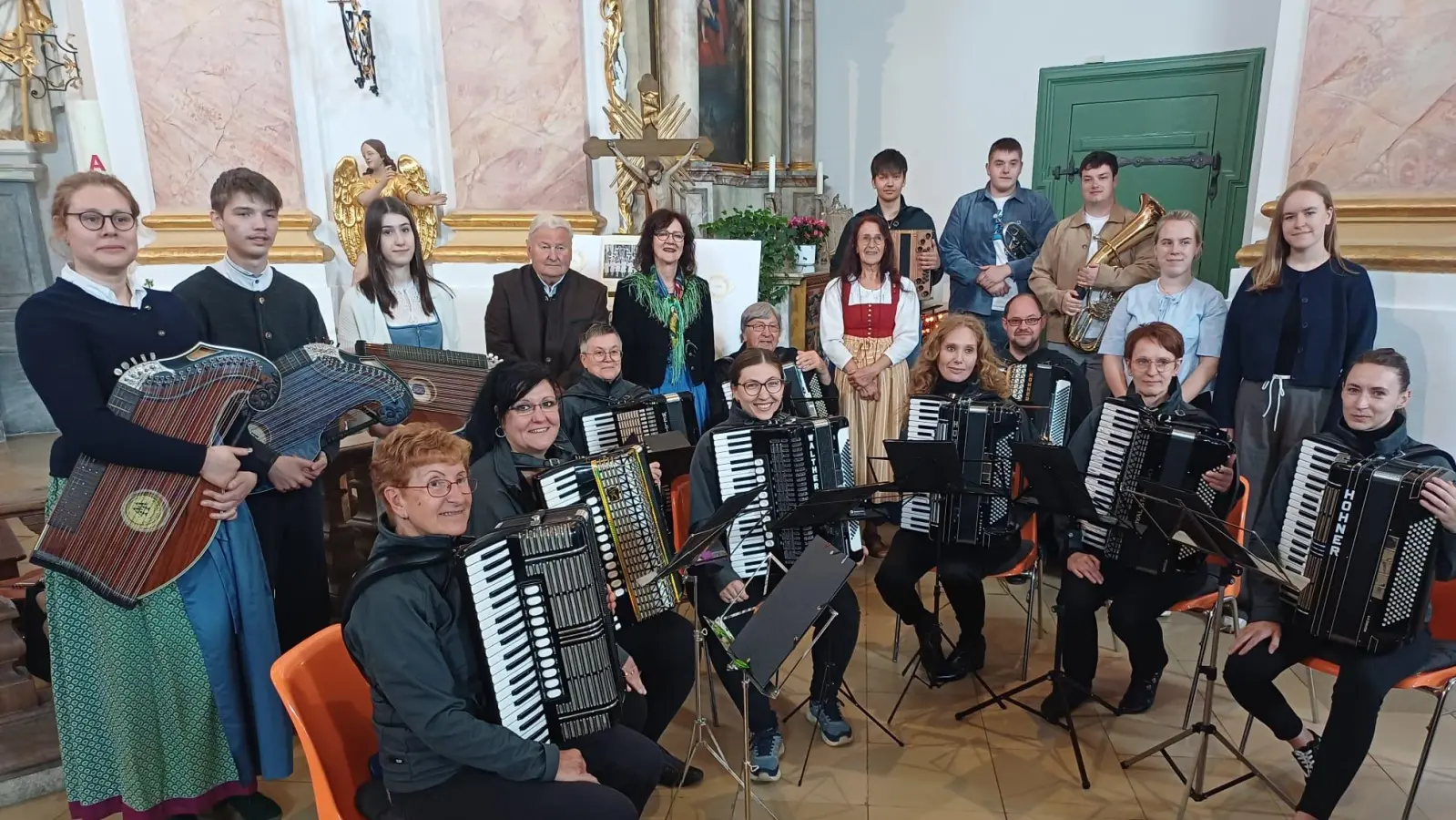 Im Bild die Akteure beim Mariensingen (Bild: Monika Kunz)