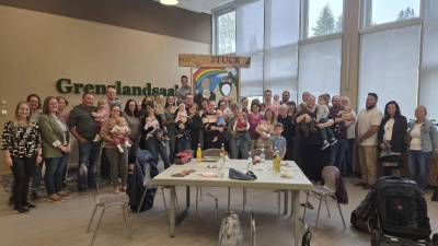 Beim Familientreffen der Stadt Oberviechtach kamen Familien mit Neugeborenen im Emil-Kemmer-Haus zusammen. (Foto: Schmidt Magdalena)