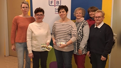 Die Damen der Vorstandschaft und des Führungskreises bei der Übergabe der Wertgutscheine.<br>von links: Anke Neumann, stv. Vorsitzende Helene Kraus, Roswitha Beer, Elfriede Fleck, Elisabeth Schupfner, Edeltraud Sperber. (Bild: Edeltraud Sperber)