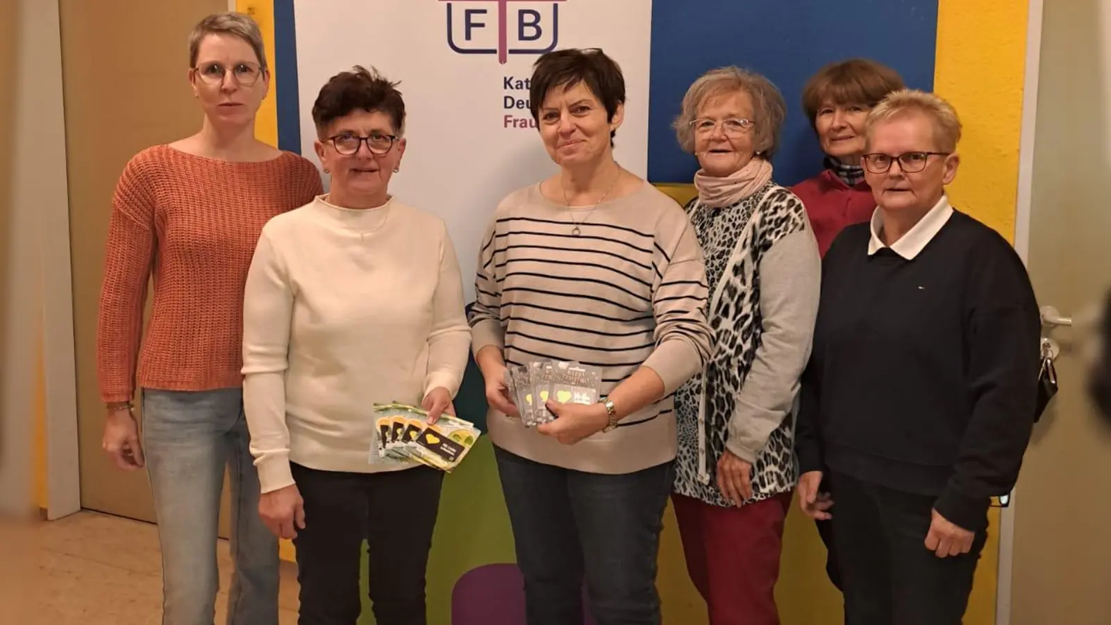 Die Damen der Vorstandschaft und des Führungskreises bei der Übergabe der Wertgutscheine.<br>von links: Anke Neumann, stv. Vorsitzende Helene Kraus, Roswitha Beer, Elfriede Fleck, Elisabeth Schupfner, Edeltraud Sperber. (Bild: Edeltraud Sperber)