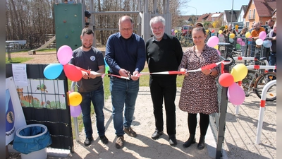 Dorfvereinsvorsitzender Markus Pöllath, Bürgermeister Thorsten Hallmann, Pfarrer Edmund Prechtl und ILE-Regionalmanagerin Daniela Koslowski übergaben den Pechhofer Spielplatz seiner Bestimmung. (Bild: Bernhard Piegsa)