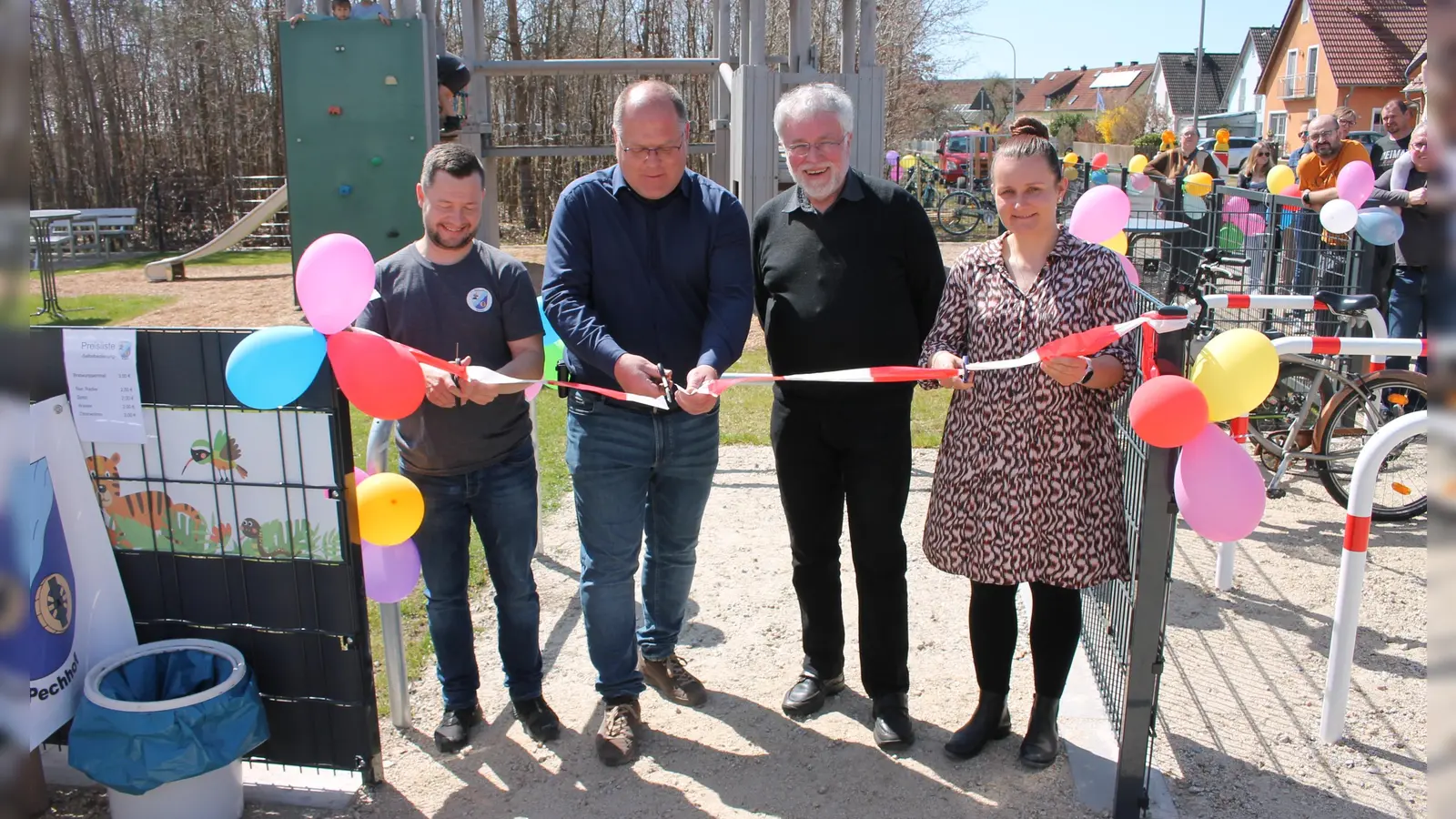Dorfvereinsvorsitzender Markus Pöllath, Bürgermeister Thorsten Hallmann, Pfarrer Edmund Prechtl und ILE-Regionalmanagerin Daniela Koslowski übergaben den Pechhofer Spielplatz seiner Bestimmung. (Bild: Bernhard Piegsa)