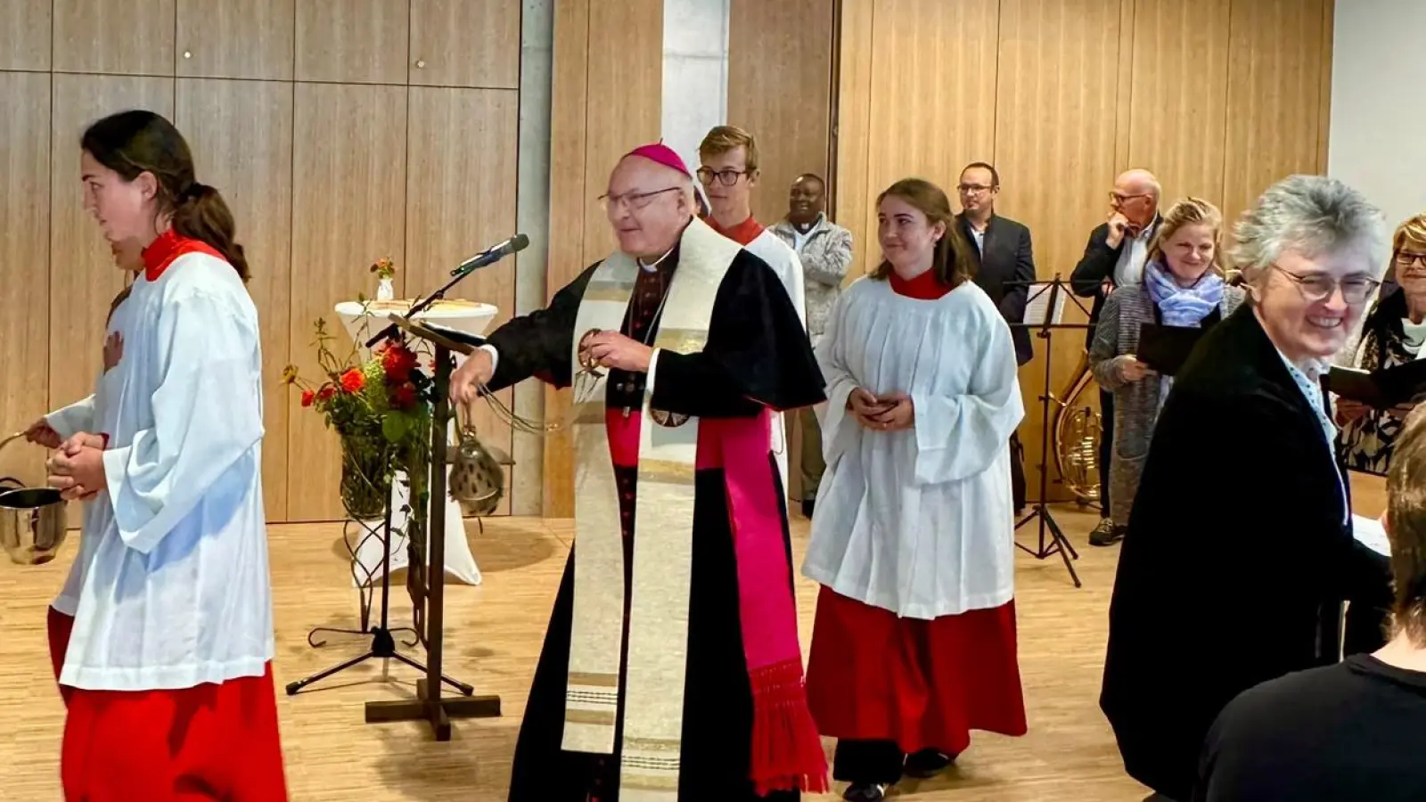 Bischof Voderholzer segnet das neue Pfarrheim St. Konrad (Bild: Helga Wallbraun)