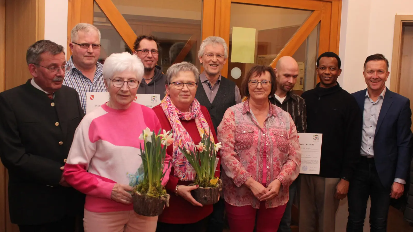 Die neuen und alten Kirchenverwaltungsräte von Utzenhofen sowie Ausscheidende Frauen. ( Reihe vorne v.li.) Pfarrer Klaus Birnthaler, Rosi und Agnes Scharl, Annelies Polster, (Reihe hinten v.li.) Georg Neger, Markus Geitner, Josef Riedl, Peter Reindl, Pfarrvikar Pater John Jumatatu Mathias Massawe und Johann Polster. (Bild: Herbert Braun)