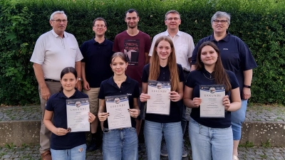 (hintere Reihe von links nach rechts) Alfons Steiner u. Andreas Bäumler (Dirigenten) Dominik Treml ( 2. Vor. ) Dietmar Völkl ( Beisitzer) und Gisela Witt ( 1.Vors.) der Jugendblaskapelle Parkstein <br>( Vordere Reihe von links nach rechts) Emmi Götz D1 Saxofon , Rahel Fischer D2 Saxofon, Vroni Götz D2 Klarinette und Johanna Dagner D2 ebenfalls Klarinette  (Bild: Gisela Witt)