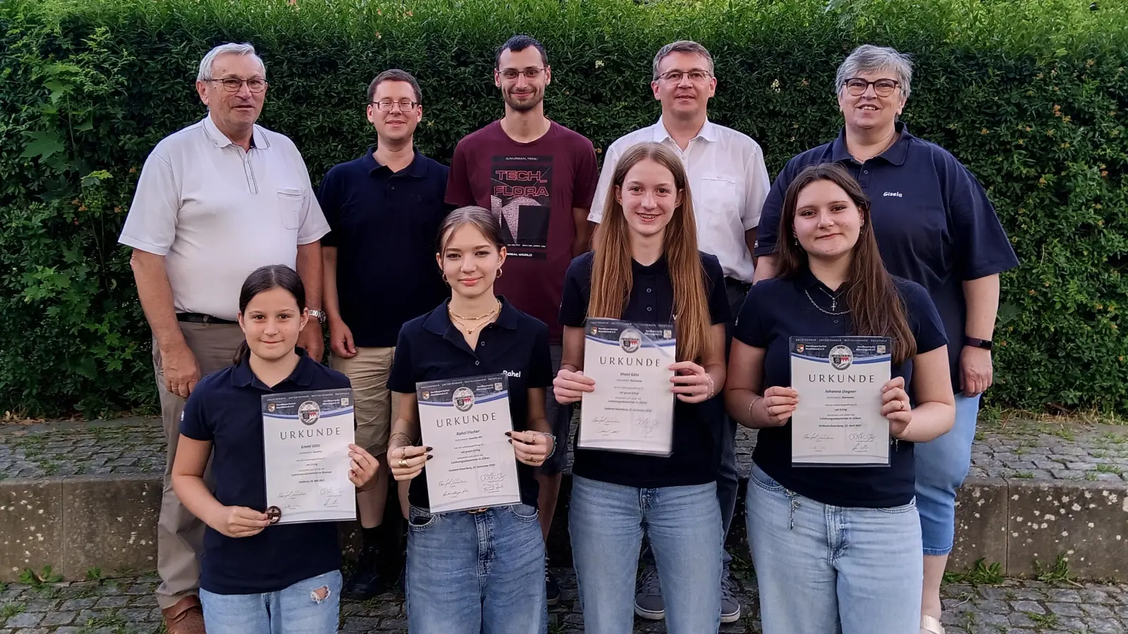 (hintere Reihe von links nach rechts) Alfons Steiner u. Andreas Bäumler (Dirigenten) Dominik Treml ( 2. Vor. ) Dietmar Völkl ( Beisitzer) und Gisela Witt ( 1.Vors.) der Jugendblaskapelle Parkstein <br>( Vordere Reihe von links nach rechts) Emmi Götz D1 Saxofon , Rahel Fischer D2 Saxofon, Vroni Götz D2 Klarinette und Johanna Dagner D2 ebenfalls Klarinette  (Bild: Gisela Witt)