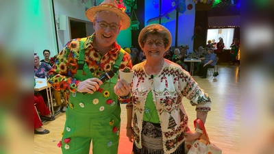 Pfarrer Hannes Lorenz mit Erna Bäumler beim Weiberball im Jugendwerk Nabburg. (Bild: Raphael Haubelt)