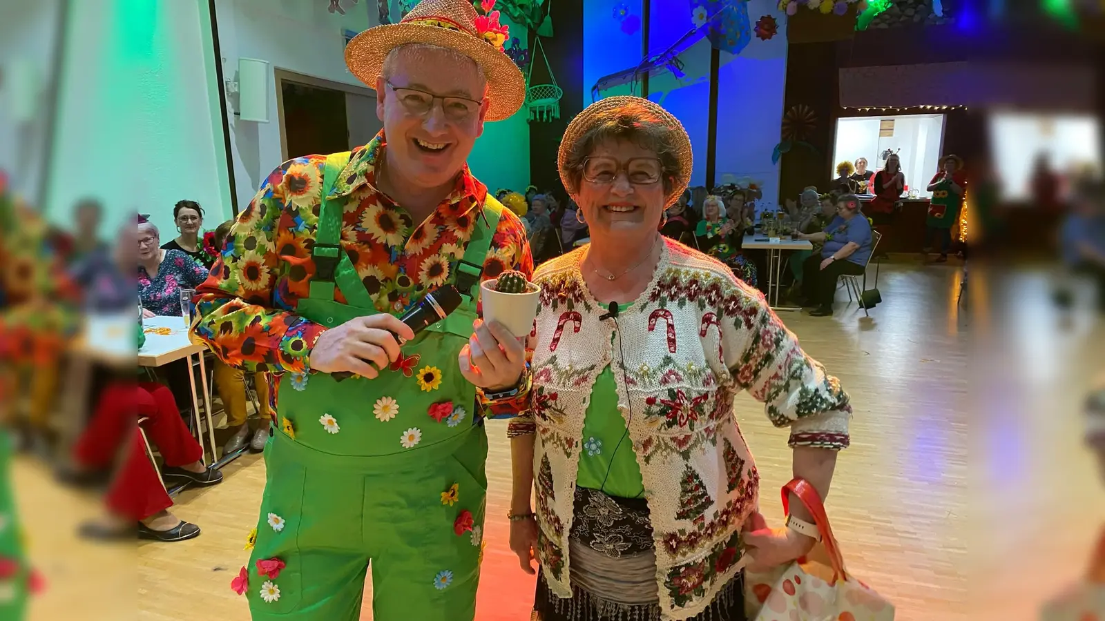 Pfarrer Hannes Lorenz mit Erna Bäumler beim Weiberball im Jugendwerk Nabburg. (Bild: Raphael Haubelt)