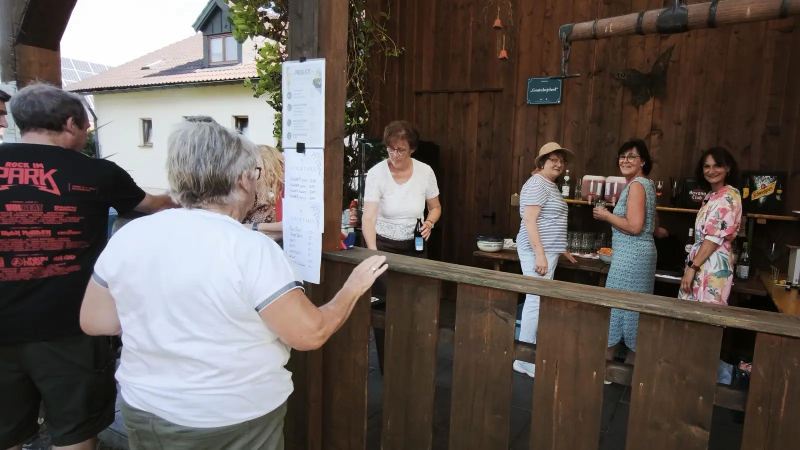 Die Damen der Vorstandschaft warteten mit einer vielfältigen Getränkekarte an der Cocktailbar auf.  (Bild: Elisabeth Bauer)