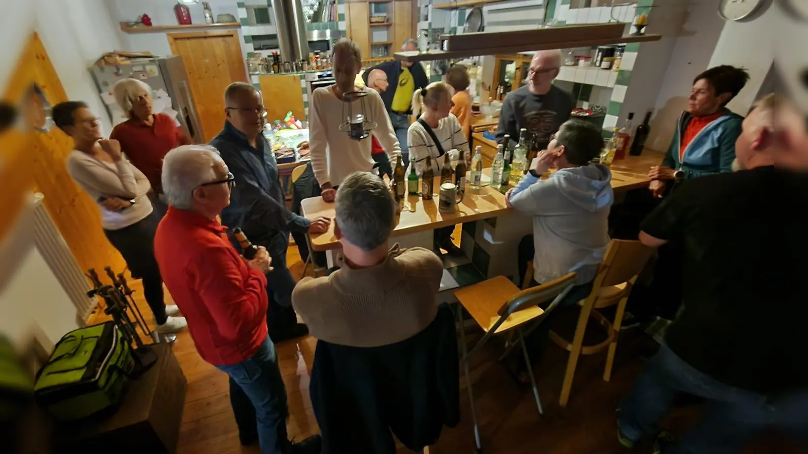 Gespräche an der Küchentheke (Bild: Klaus Reichel)